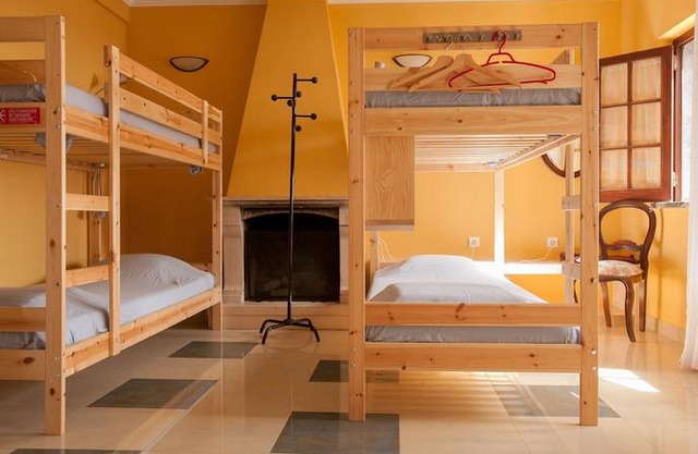 Ericeira Chill Hill Hostel & Private Rooms - Peach Garden
