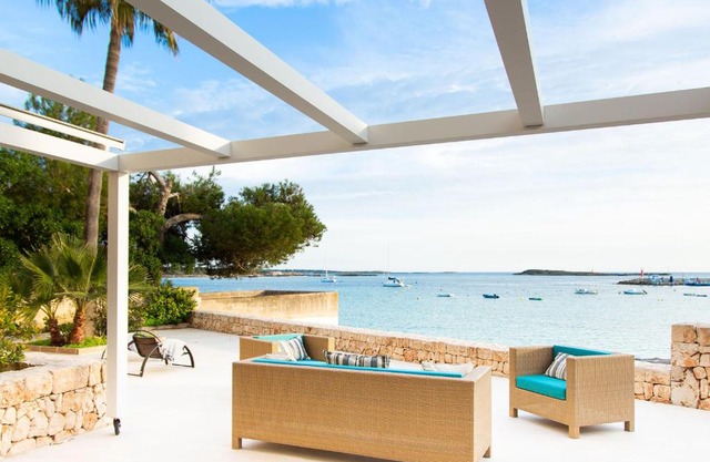 Es turó, luxury beachfront apartment in Colonia San Jordi