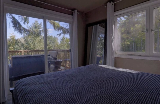 Escape to a Charming Treehouse Nestled on a Peaceful Estate in Clarington