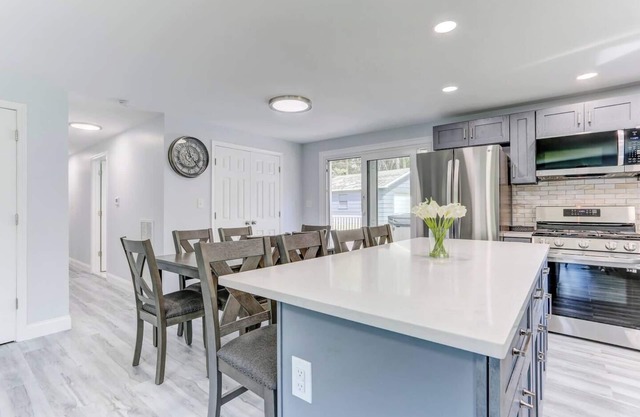 Escape to a new home with hot tub, fire pit, hiking, water park & casino nearby!