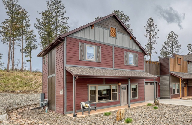 Escape to a peaceful country retreat just 8 minutes from iconic Mt. Rushmore. Our modern 2-bedroom home comfortably sleeps six and gives you quick access to the best of the Black Hills, Crazy Horse Memorial, Custer State Park, and the Badlands.