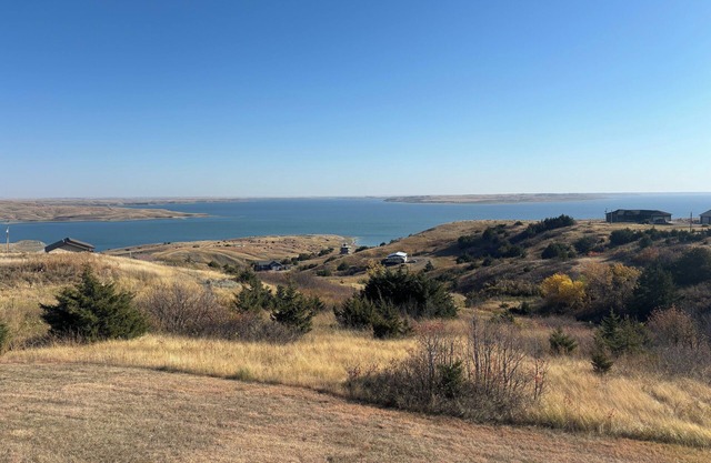 Escape to Lake Oahe: Breathtaking Views, Boat Ramp Near & Vast Hunting Grounds