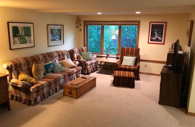Escape to relaxed country living near Creemore