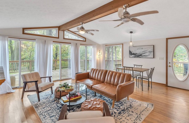 Escape To This River Home With Mountain Views 2 Bedroom Home by Redawning