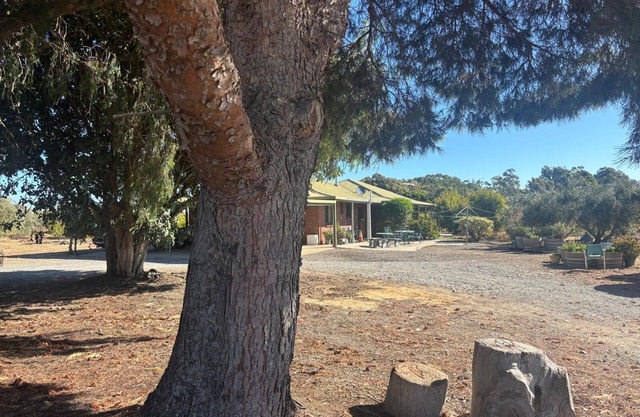 Escape to Willunga Farmhouse. Attractions Willunga Market, Wineries, Walking