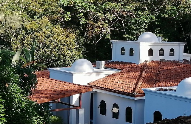 Eserilliose east , Pura Vida Estate home Casa Salman