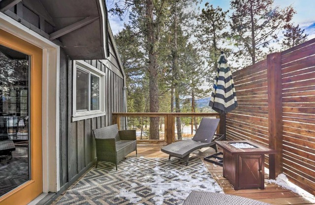 Evergreen Apt with Deck, Fire Pit and Gas Stove!