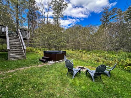Evergreen Escape Hot Tub Game Room Fire Pit