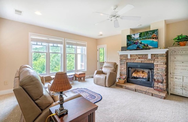 Evergreens 1421- Mountain Condo, Gated Resort, Indoor/Outdoor Pools and Hot Tub, Fitness Area, Fi.