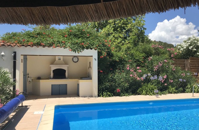 Excellent location in a peaceful setting yet 2 mins walk to shops & restaurants