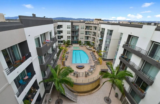 Exclusive 1-Bedroom Oasis by the Ocean in Marina del Rey Pool Gym Hot Tub