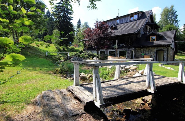 Exclusive creekside holiday home with swimming pool