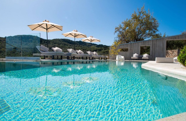 Exclusive dream villa, hilltop, secluded, panoramic views, close to town