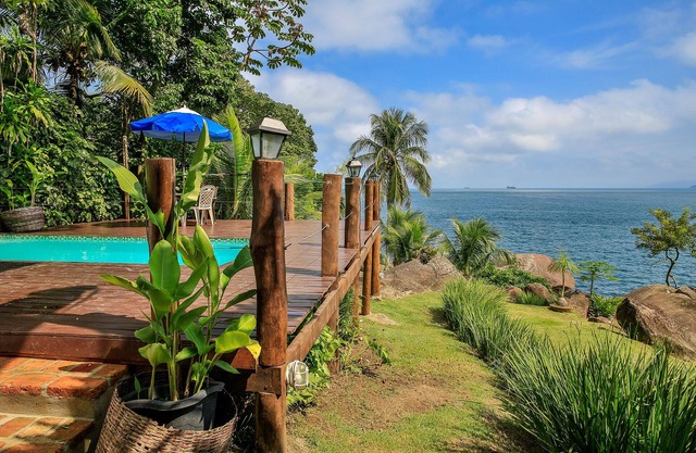 EXCLUSIVE HOUSE ON COAST. BEAUTIFUL VIEW