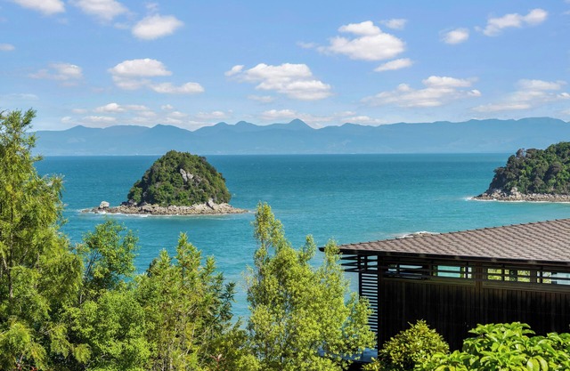 Exclusive Jacuzzi Suite - Ocean Views, Beach Access & Full-Service Luxury Lodge