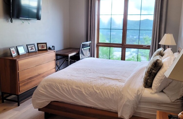 Exclusive Resort Property, Ski-in/out, Infinity Pool, Elevator, 2 Car Parking