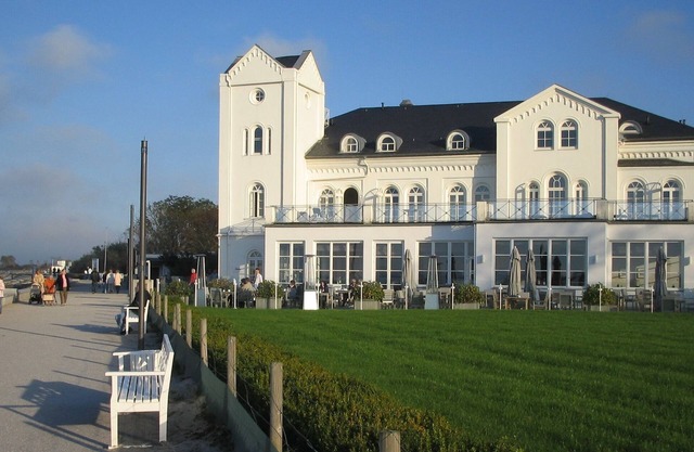 Exclusive vacation apartment with stately flair & direct sea view