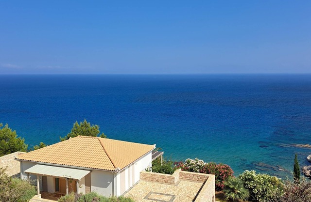 Exclusive villa directly overlooking the sea with spectacular sea views