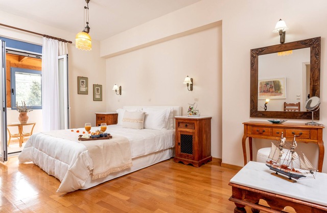 Exclusive villa with pool, garden & sea view, close to the beach in N-W Crete
