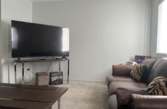 Exec home 20 min to airport, 13 min to West Edmonton Mall & 26 min to Rogers Pl