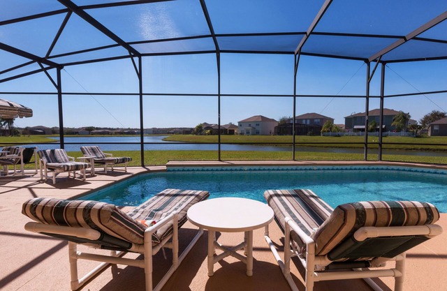 Executive 4 bed 3 bath villa, lake view, large pool with spa 30 mins from Disney