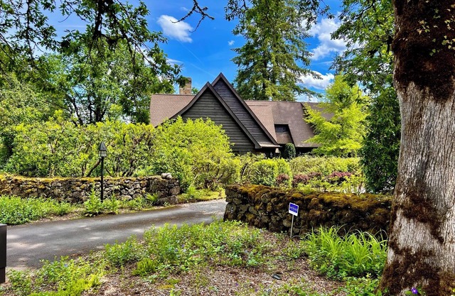 Executive ADU overlooking 9th Fairway at Oswego Lake Country Club. 31+ days min.