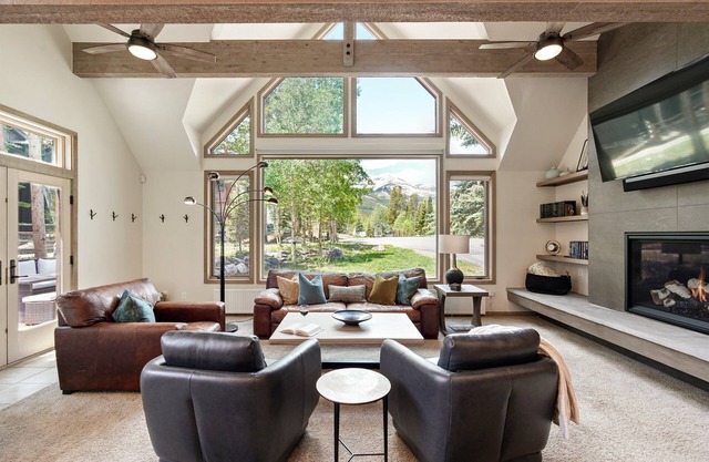 ⭐️ Expansive Home w/Hot Tub, Stunning Views, Family&Pet Friendly FreeWntrShuttle