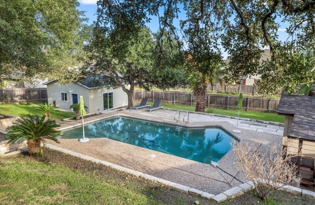 Expansive Home W/Private Pool & Plenty of Space