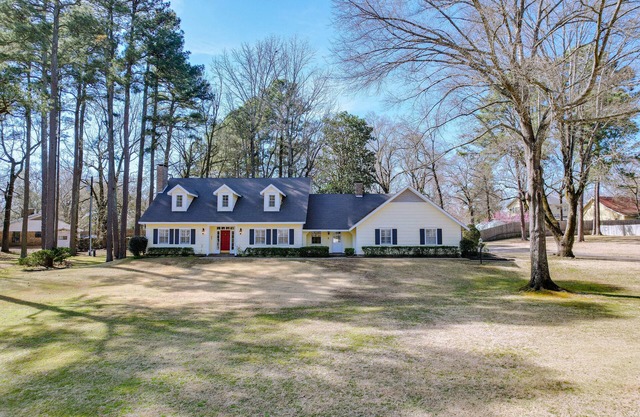 Expansive Texarkana Home w/Yard: Near Golf!