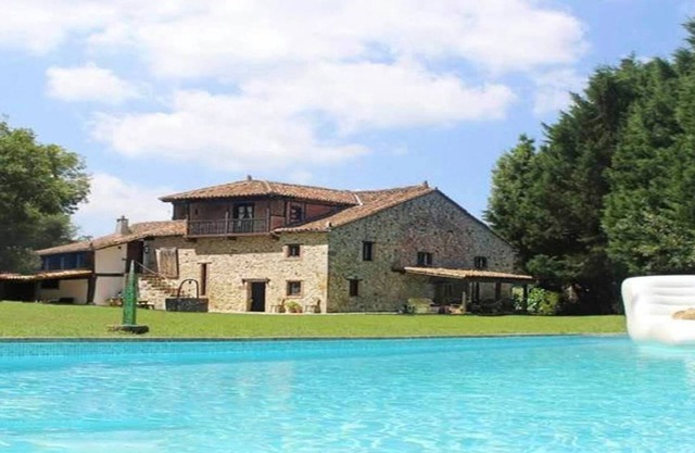 EXPECTACULAR Next to the Cabarceno Nature Park.