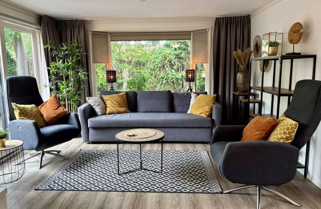 Experience an unforgettable holiday in our cozy Cozy Lodges, perfect for 4 persons! These detached accommodations of approximately 60m² offer plenty of space and comfort, situated on a beautiful plot in the heart of the Veluwe nature.