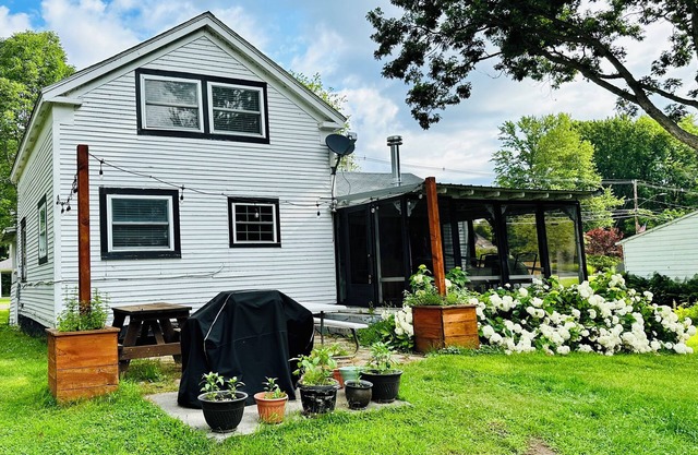 Experience the charm of a lakefront cottage, perfect for year-round enjoyment!