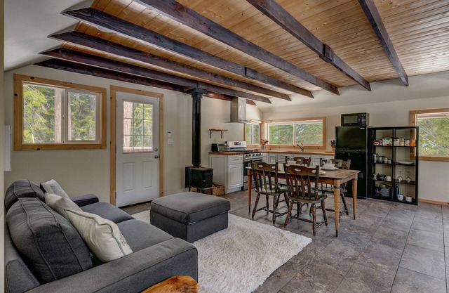 Experience the Real Tahoe, 7 Acres, Minutes to Beaches/Lake/Heavenly, Wifi: Wilderness Way