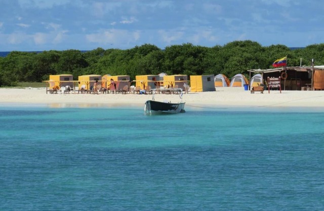 "explora la Aventura: Camping de Playa Isla La Tortuga ¡vive la Magia del Mar !"