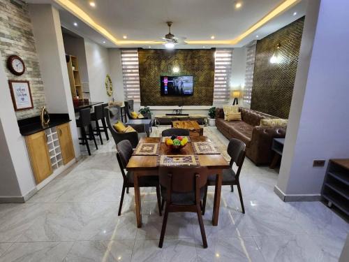 Exquisite 3Bed 3Bath Lake View Home in Entebbe
