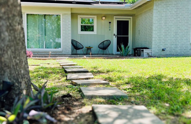 Extended Stay! 2br, 1ba + Full Office & Enclosed Patio in the St. Elmos District