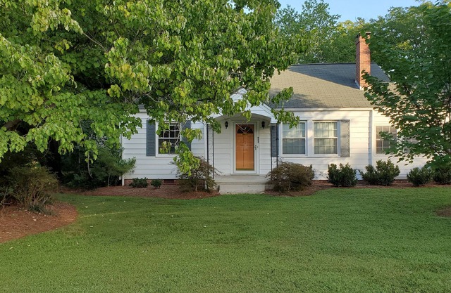 Extended Stay Four Bedroom Charming House on 4 Acres Near Elon & Burlington NC