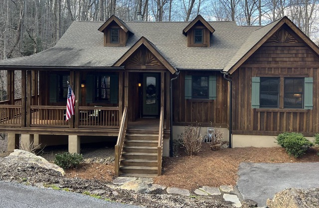 Extremely Peaceful Cottage w/ a flowing creek down the mountain!