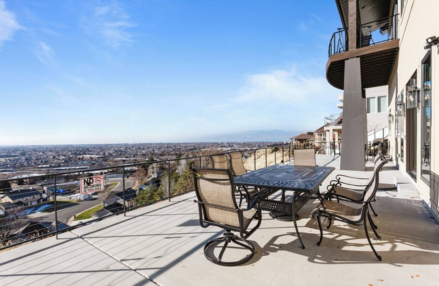 Eyefull Tower Orem, Amazing Views, Sleeps 13, Private Deck and BBQ