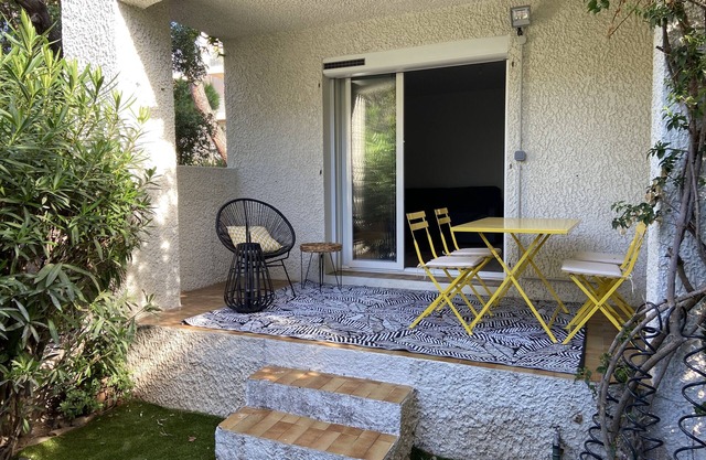 F2 totally renovated, garden level, secure parking, near beach and shops