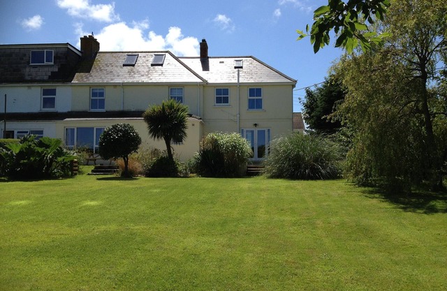 Fab house/real fires/huge garden/in Cornish village/walkable to beach.