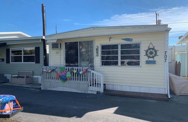Fabulous 2-bedroom Anna Maria Island home with AC in Bradenton Beach