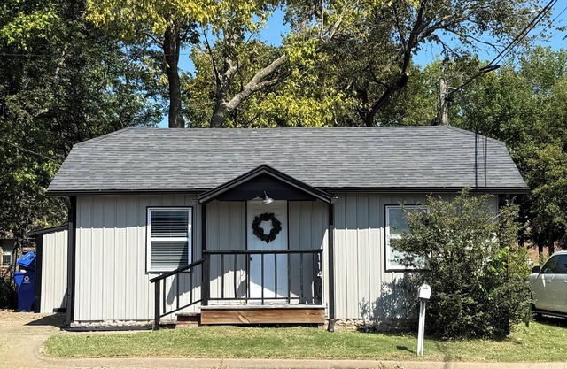 Fabulous 2 bedroom Bungalow in Charming Rose District, Downtown Broken Arrow