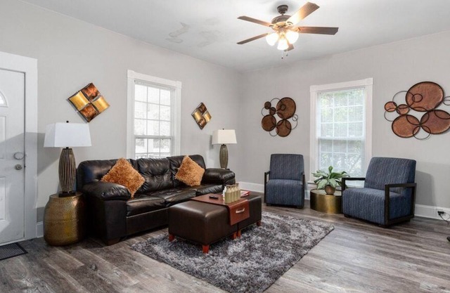 Fabulous 3BR bungalow Close to Downtown Fast WiFi