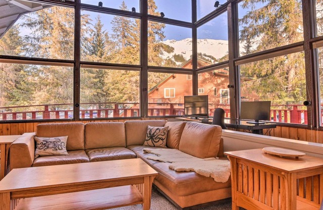 Fabulous Girdwood Chalet Walk to Slopes with Hot Tub, Sauna, Wifi, Pool table