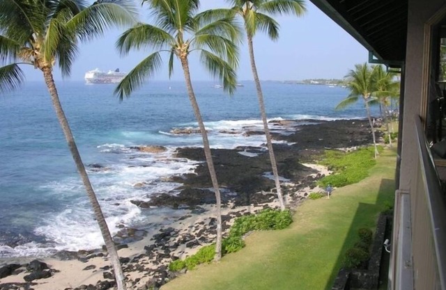 Fabulous Kona Reef Resort Ocean Front - Penthouse Floor - 2 BR/2 BA Condo
