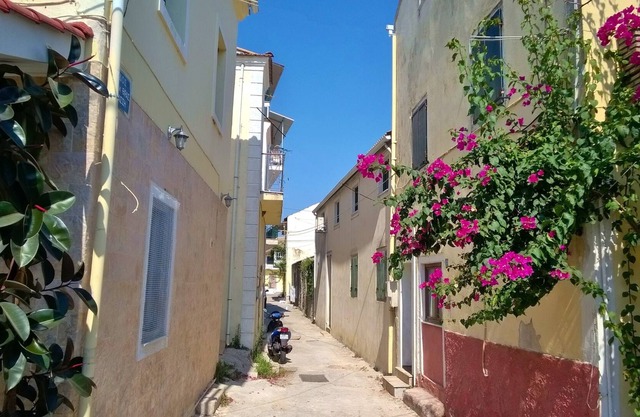 Fabulous traditional 3 bedroom house next to the river on Corfu island
