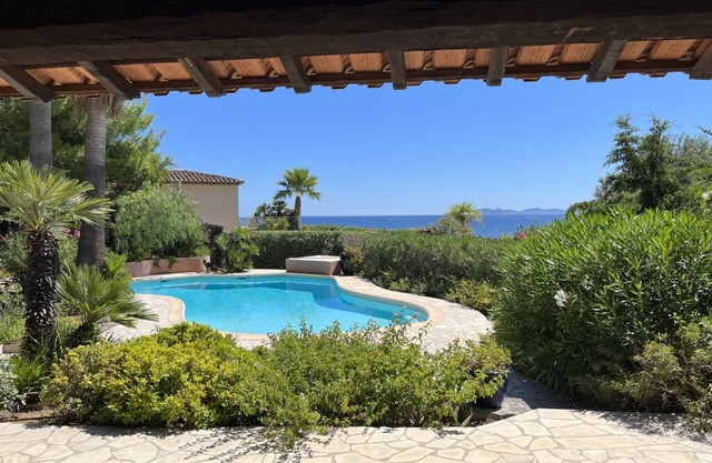 Face aux Iles D'hyeres, 50 Mètres de la Plage, Villa 300 M2,5 Chambres, Piscine