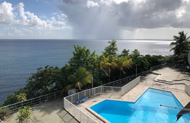 FACING THE CARIBBEAN SEA WITH SWIMMING POOL AND ACCESS TO THE BEACH