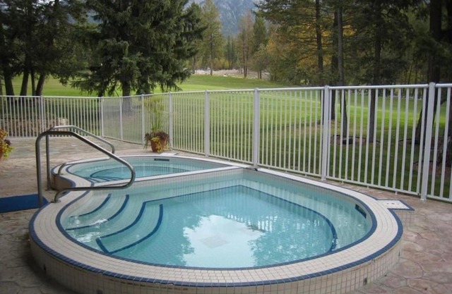 Fairmont Hot Springs, Sleeps 6, Mountain Side Villa across from Rec Centre